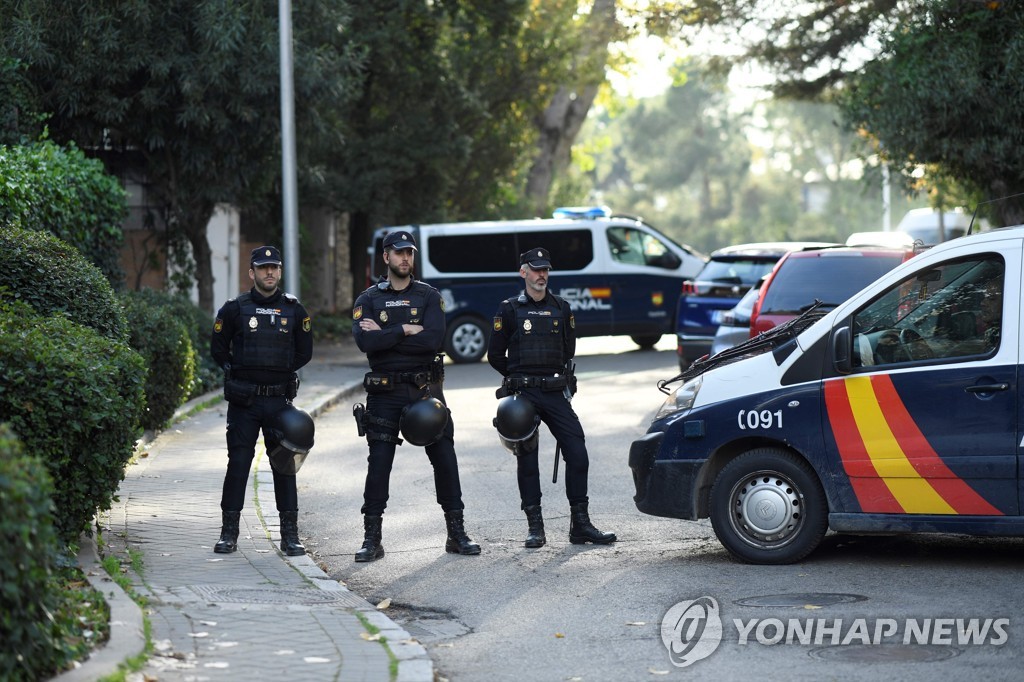편지가 폭발한 마드리드 주재 우크라 대사관 인근 봉쇄