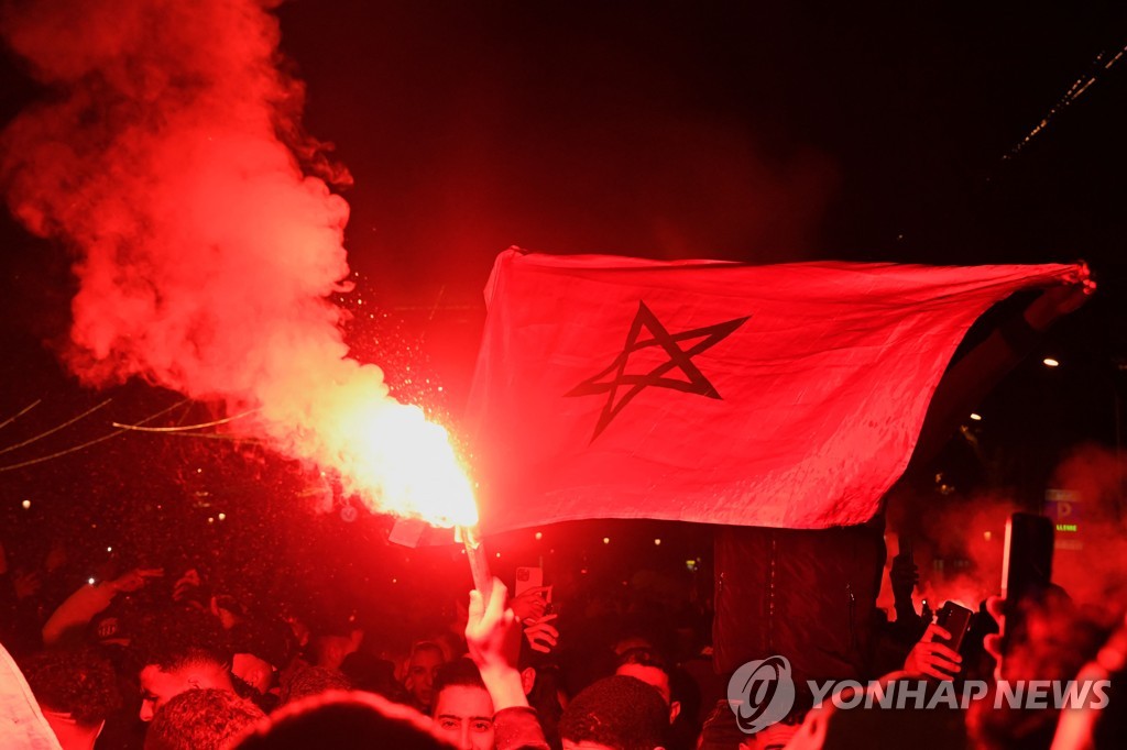 스페인 바르셀로나에서 승리를 자축하는 모로코 축구팬들