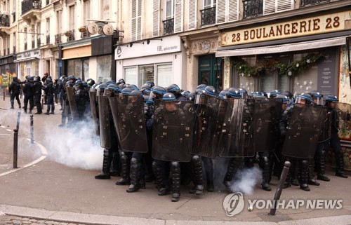 프랑스 연금개혁 반대시위서 경찰봉 맞아 고환 잃은 20대