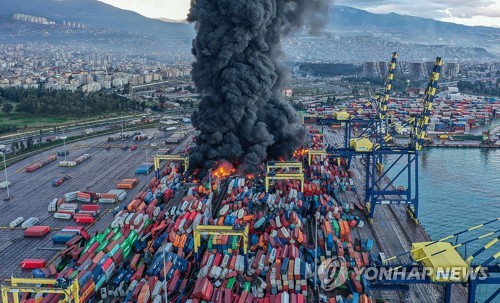 하타이 이스켄데룬 항구의 콘테이너에서 치솟는 불길과 연기기둥