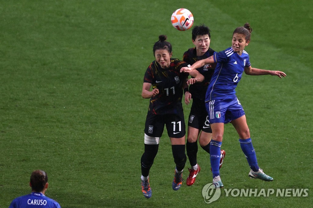 In this AFP photo, Choe Yu-ri (L) and Kim Yun-ji (C) of South Korea battle Manuela Giugliano of Italy for the ball during the teams' final match at the Arnold Clark Cup at Ashton Gate Stadium in Bristol, England, on Feb. 22, 2023. (Yonhap)