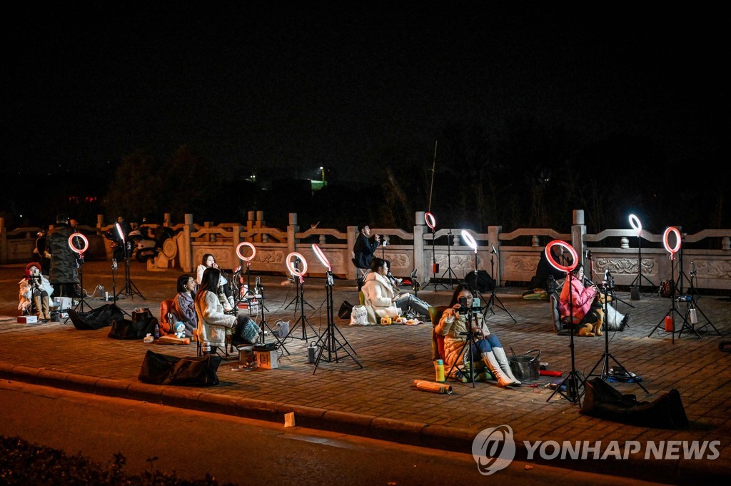 (AFP = Yonhap News) Transmissão ao vivo reunida em um viaduto em Guilin, Guangxi, China na noite do dia 20.  2023.2.27.
