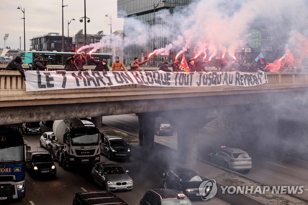 프랑스 파리 외곽순환도로에 걸린 연금개혁 반대 현수막