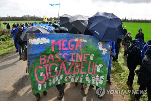 '물 비축 반대'…프랑스 생트솔린 1500명 시위·200명 부상 