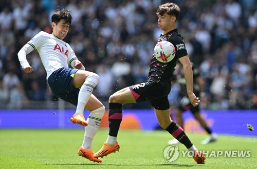 In this AFP file photo from May 20, 2023, Son Heung-min of Tottenham Hotspur (L) battles Aaron Hickey of Brentford for the ball during the clubs' Premier League match at Tottenham Hotspur Stadium in London. (Yonhap)