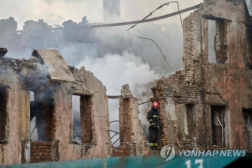 '13번째 야간공습'…러, 우크라 중부 의료시설 타격
