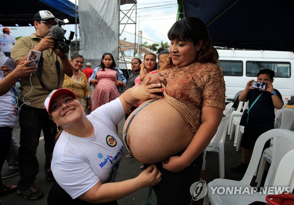 '어머니의 날'…니콰라과 '배가 가장 많이 나온 임산부' 선발 대회
