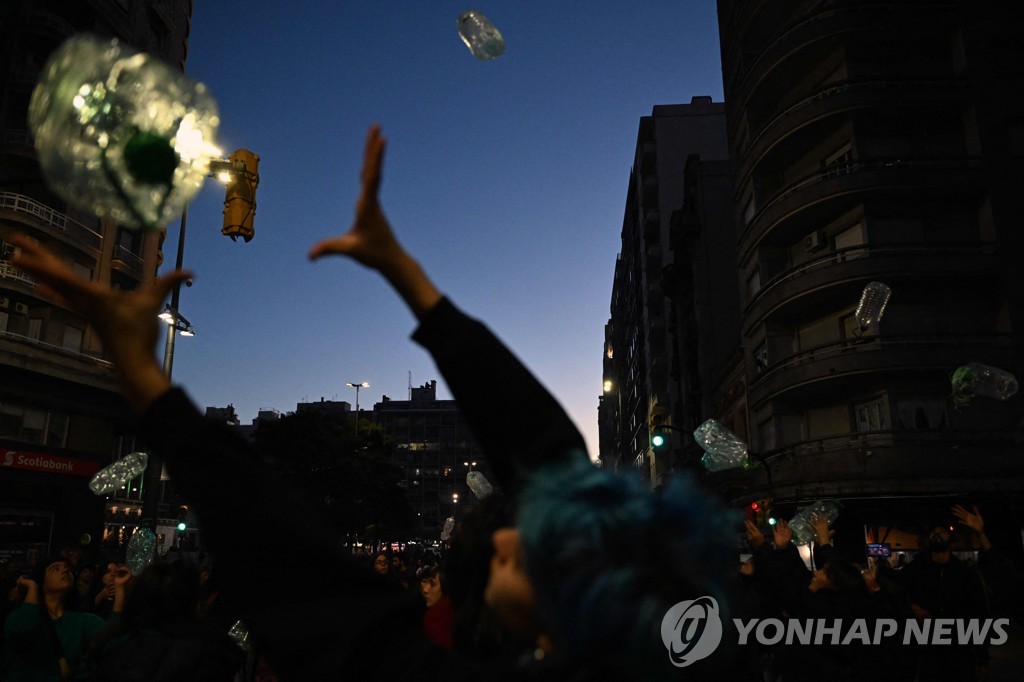 지난달 우루과이 몬테비데오에서 물 부족에 항의하며 시위하는 주민