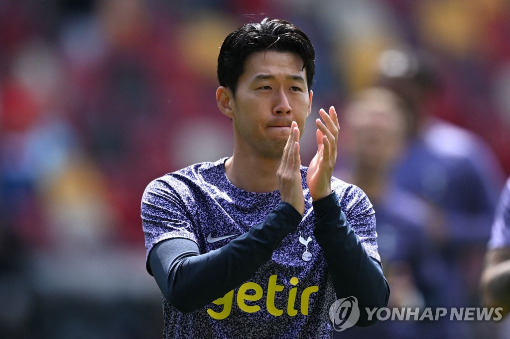 In this AFP photo, Son Heung-min of Tottenham Hotspur applauds fans during a warmup ahead of a Premier League match against Brentford at Gtech Community Stadium in Brentford, England, on Aug. 13, 2023. (Yonhap)