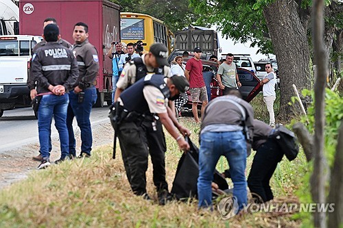 에콰도르 시의원 시신 수습하는 경찰 관계자