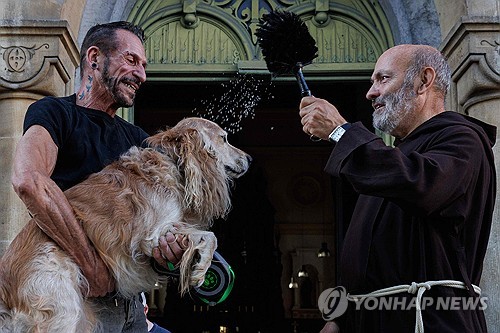 '세례받는 반려동물'… 성 프란치스코의 날, 동물축복예식