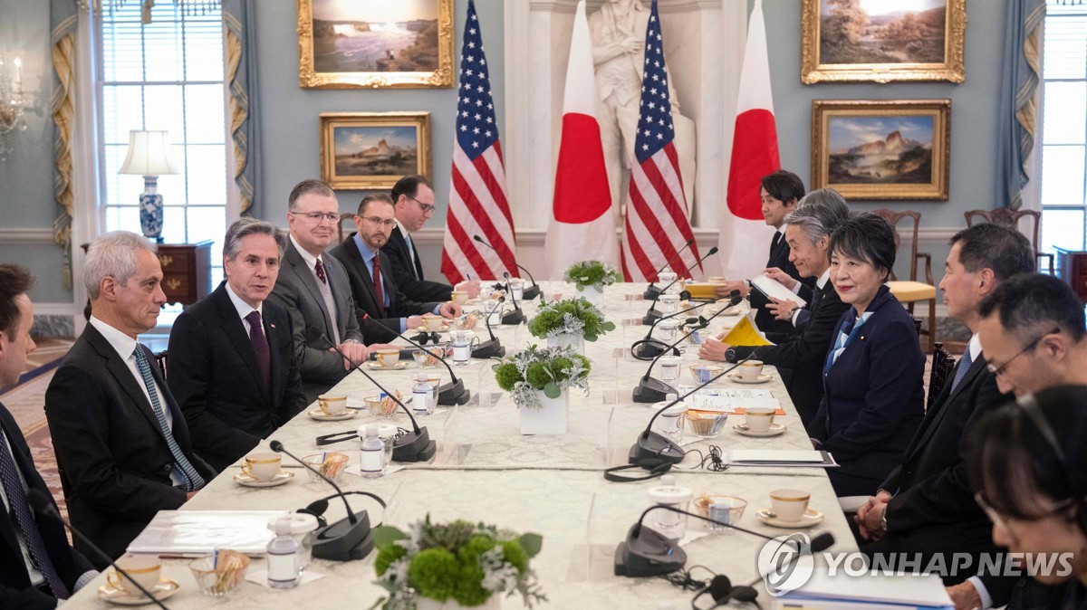 El secretario de Estado de Estados Unidos, Antony Blinken, se reúne con la ministra de Asuntos Exteriores japonesa, Yoko Kamikawa, en el Departamento de Estado de Washington el 12 de enero de 2024, en esta fotografía publicada por la AFP.  (Yonhap)