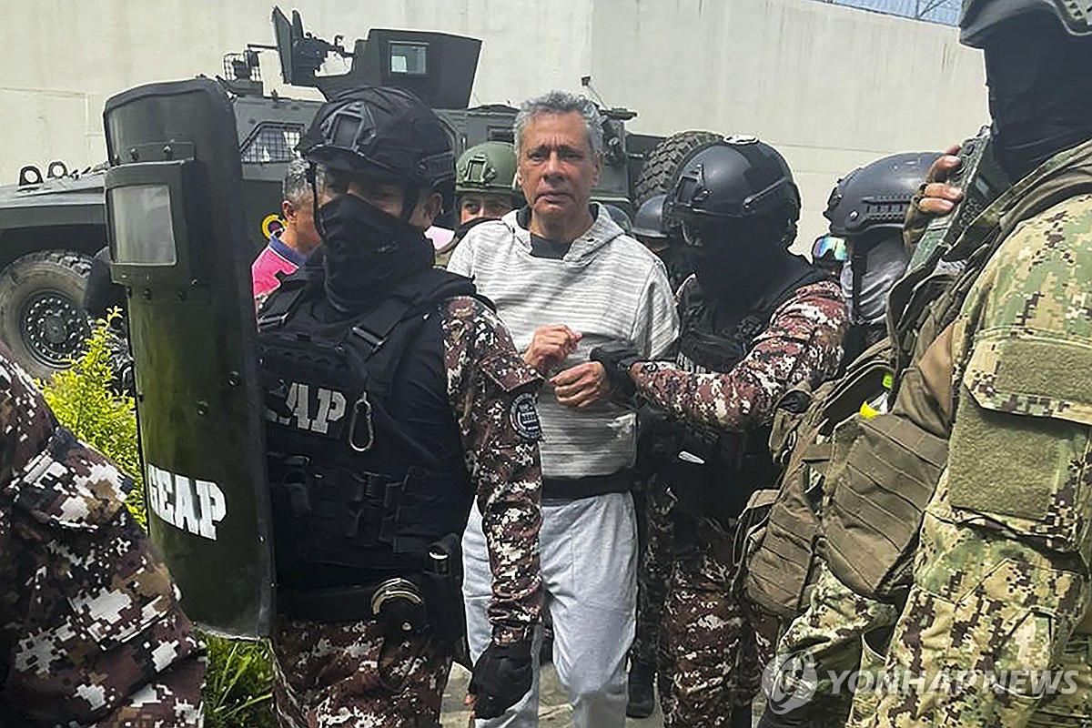 6일(현지시간) 최고 보안 수준인 과야킬의 라 로카 교도소에 도착한 호르헤 글라스 전 에콰도르 부통령