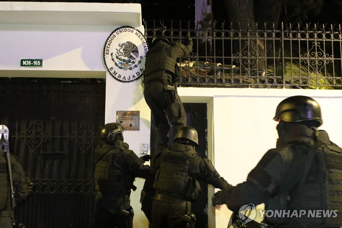 지난 5일(현지시간) 키토 소재 멕시코 대사관 담벼락을 넘어 진입하는 에콰도르 경찰