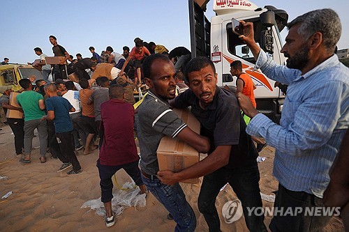 '구호품 쟁탈전'…가자지구 주민들 구호품 트럭 습격