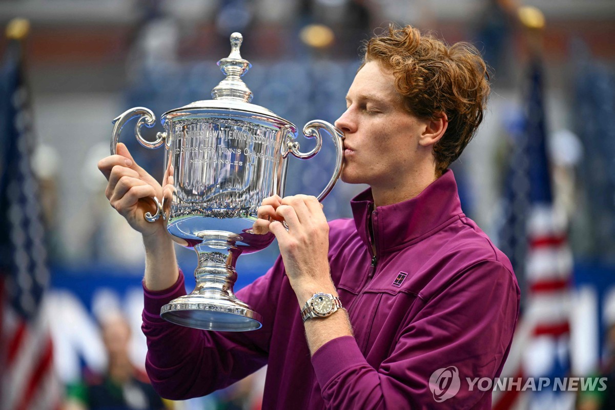 우승 트로피에 키스하는 신네르
