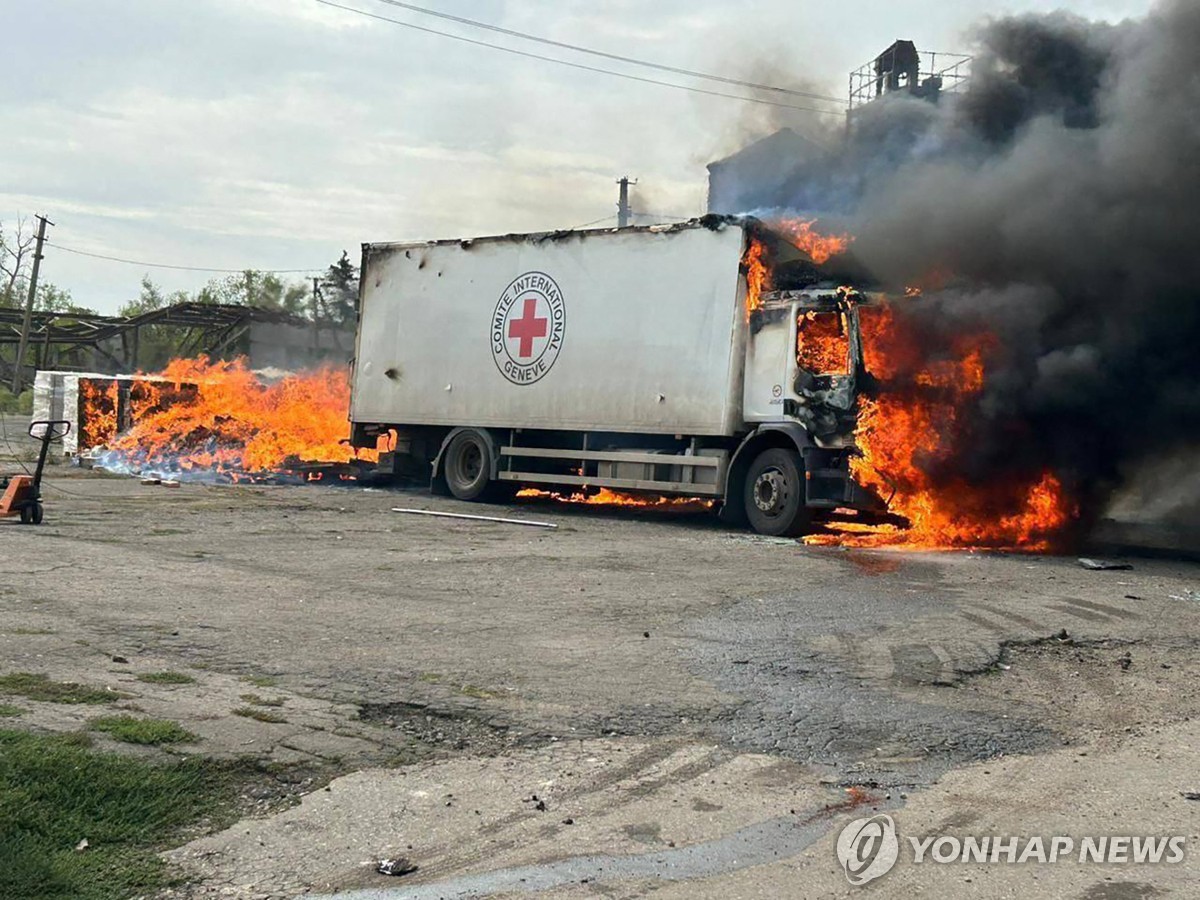 우크라이나 도네츠크에서 12일 포격에 불탄 적십자 구호품 차량