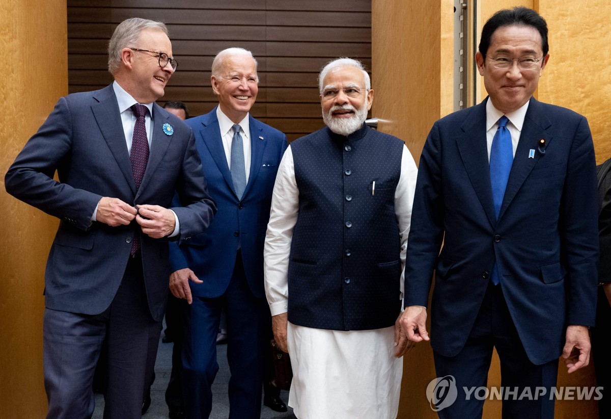 Esta foto, publicada por AFP, muestra al presidente de Estados Unidos, Joe Biden (segundo desde la izq.), al primer ministro japonés, Fumio Kishida (der.), al primer ministro indio, Narendra Modi (segundo desde la der.) y al primer ministro australiano, Anthony Albanese, llegando a su reunión durante la Cumbre de Líderes del Quad en Kantei en Tokio el 24 de mayo de 2022. 