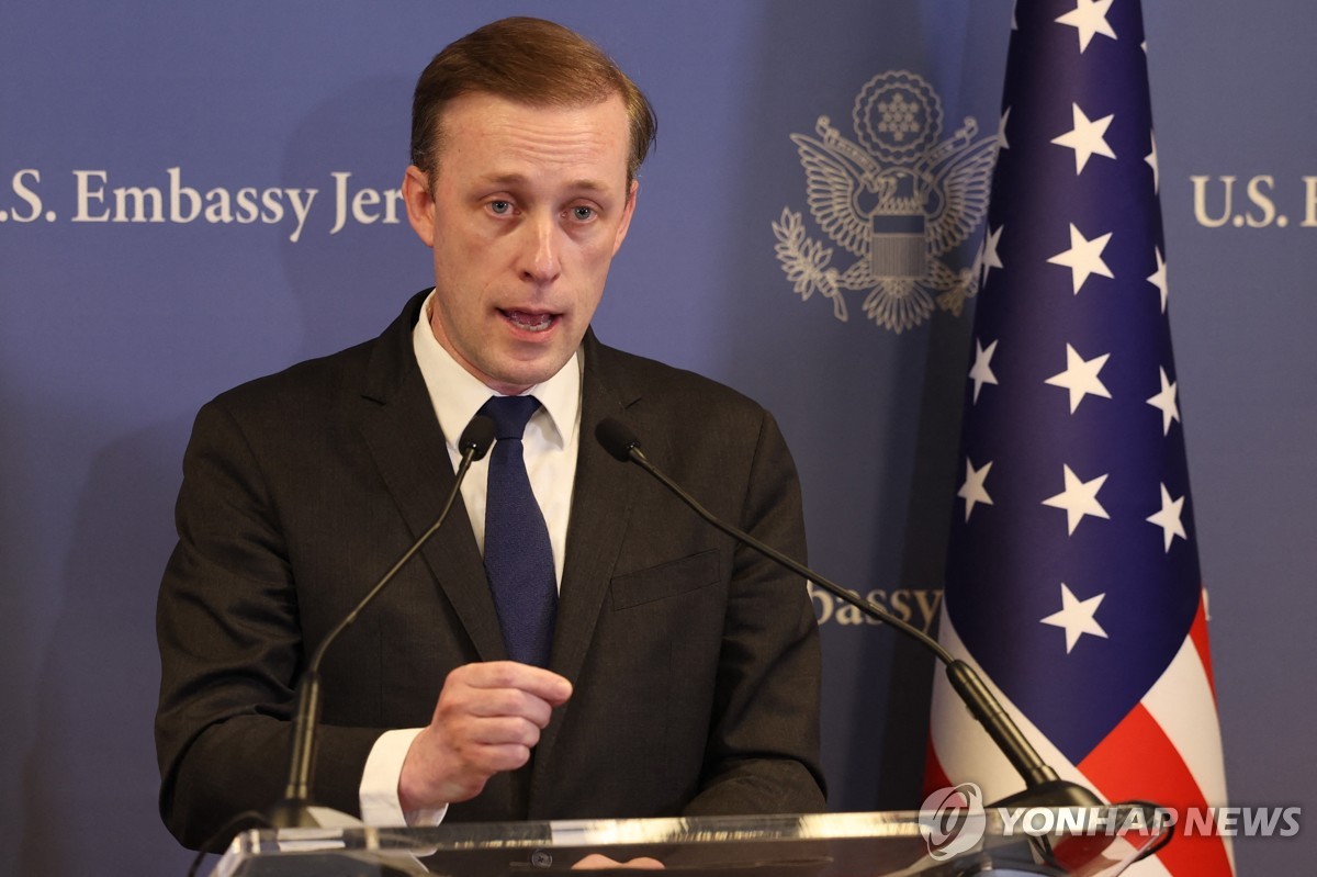 El asesor de seguridad nacional de Estados Unidos, Jake Sullivan, habla durante una conferencia de prensa en Tel Aviv, Israel, el 12 de diciembre de 2024, en esta fotografía publicada por AFP. (Foto de la piscina) (Yonhap) 