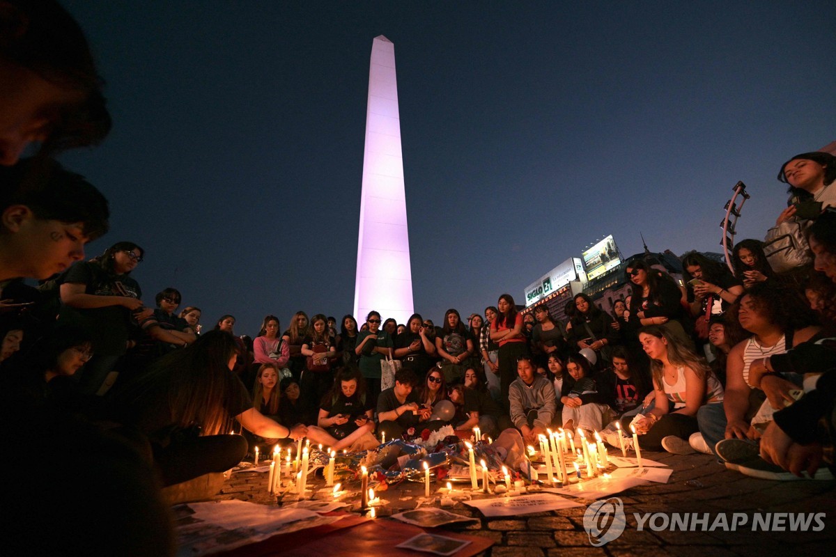 '원디렉션 前멤버 추락사' 재판개시 결정…5명 기소