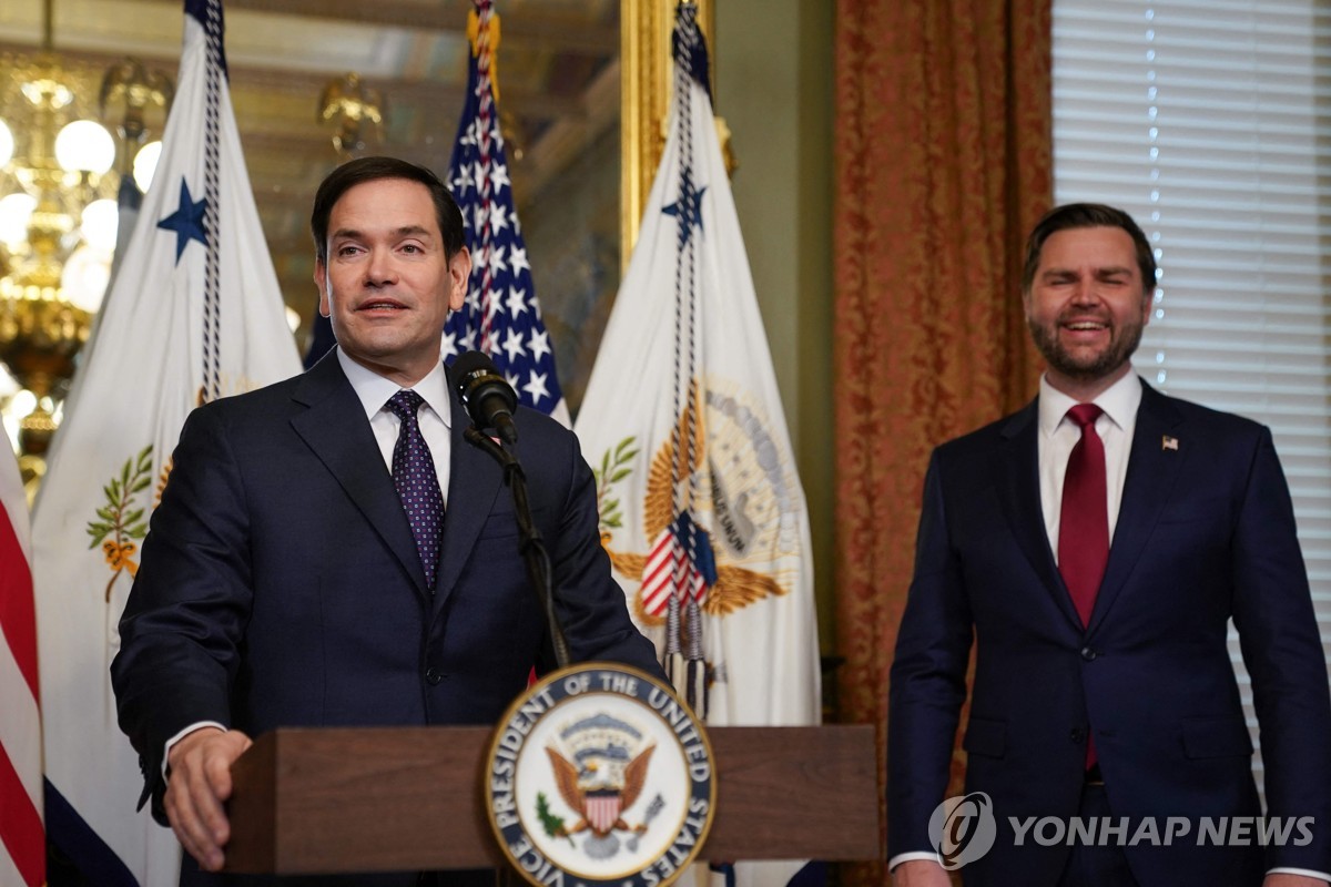 El secretario de Estado de Estados Unidos, Marco Rubio (izq.), habla después de prestar juramento ante el vicepresidente JD Vance en la oficina ceremonial del vicepresidente en la Casa Blanca en Washington el 21 de enero de 2025 en esta fotografía publicada por AFP. (Yonhap)