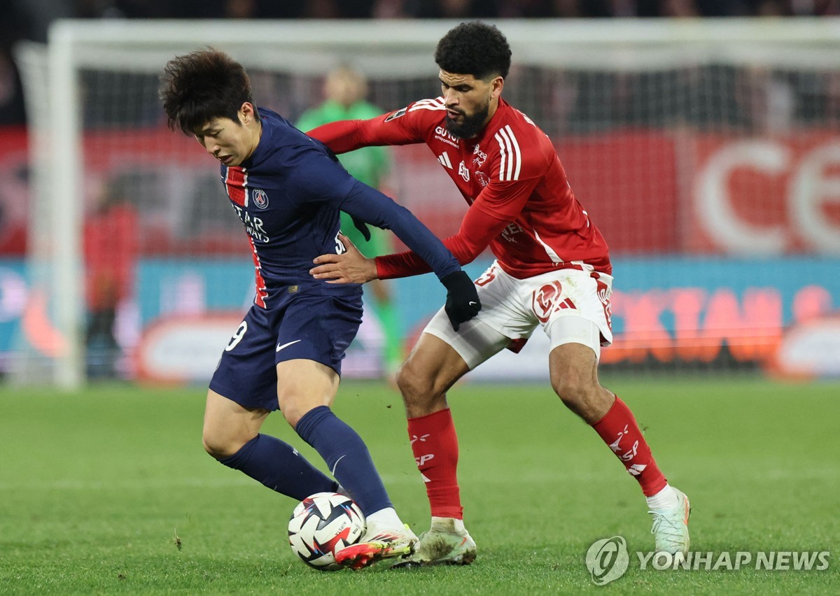 브레스트전에서 공을 모는 PSG 이강인(왼쪽)