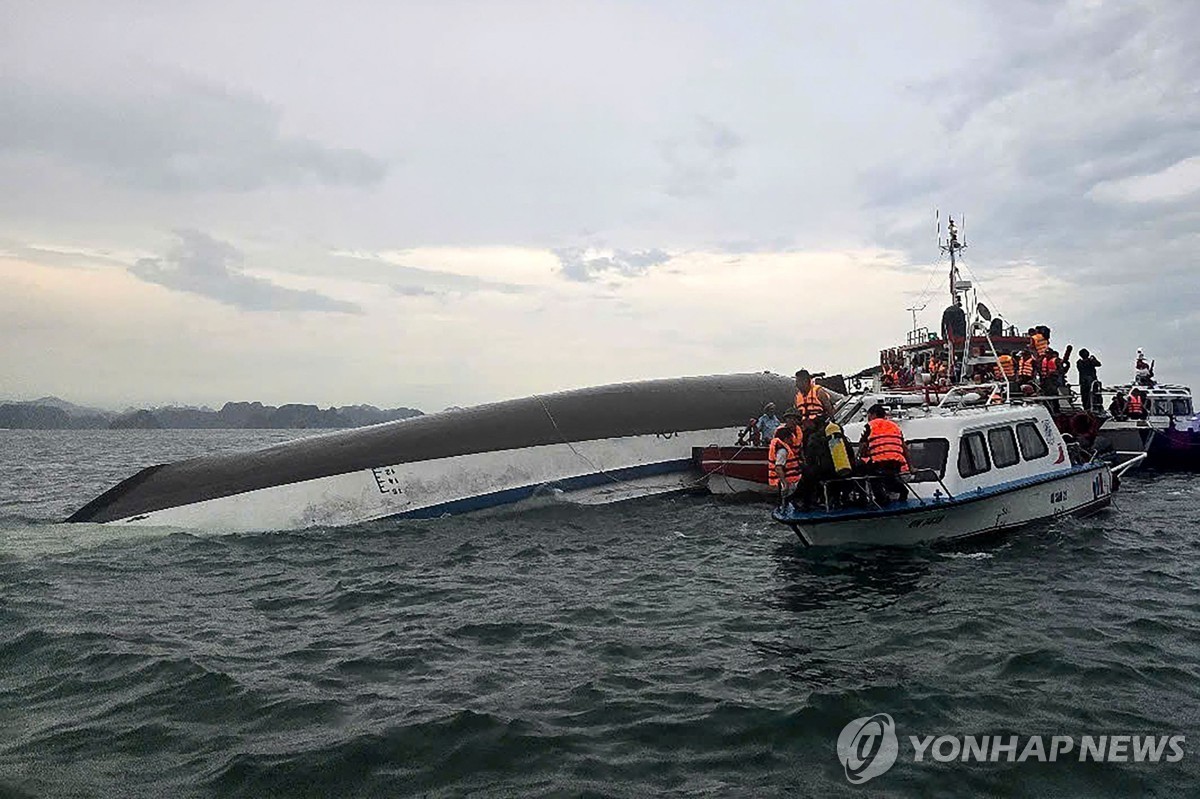 베트남 하롱베이서 유람선 전복…28명 사망·14명 실종…