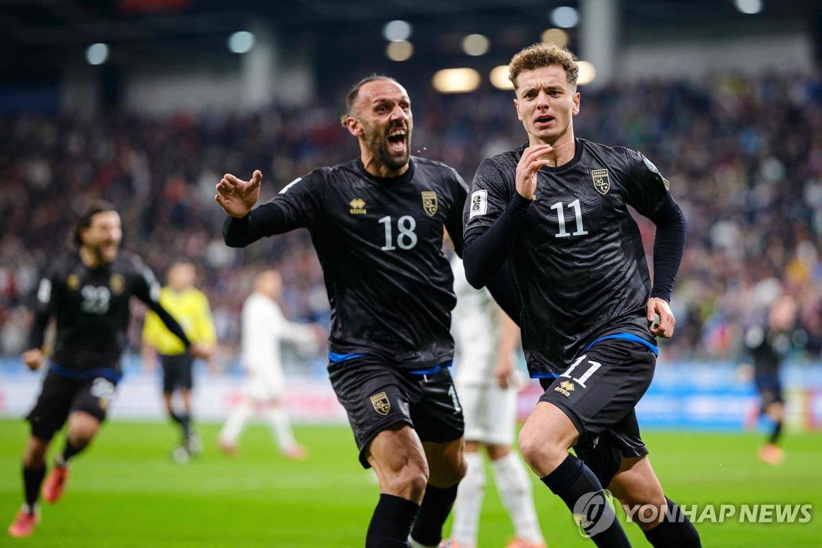 피스니크 아슬라니(11번)의 페널티킥 결승 골 후 세리머니 하는 코소보 선수들.