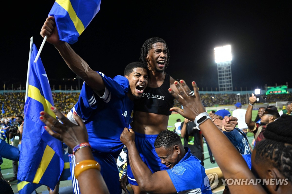 사상 첫 월드컵 본선 진출에 성공한 퀴라소 대표팀 선수들이 팬들과 기쁨을 나누고 있다.