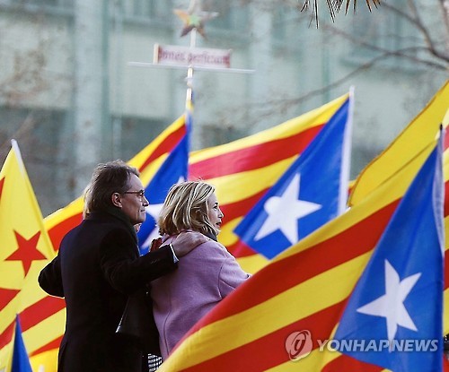 스페인 카탈루냐 전 주지사 공판에 지지자 집결…분리독립 요구
