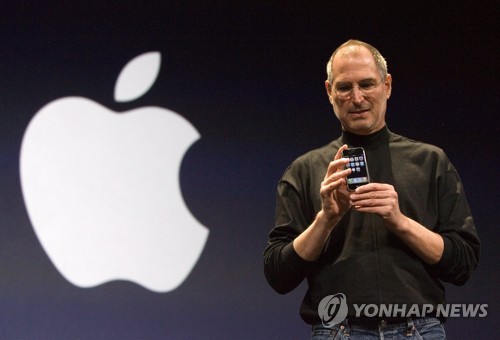2007년 스티브 잡스 애플 공동 창업자가 소개한 1세대 아이폰