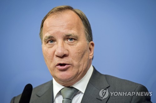  정보 유출 사태에 대해 기자회견 하는 뢰프벤 스웨덴 총리