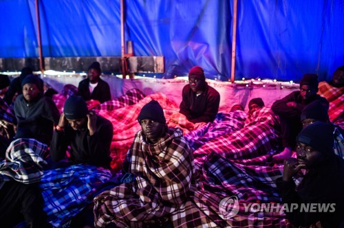 난민구조 NGO 'SOS 메디테라네'가 구조한 리비아 난민들 [EPA=연합뉴스 자료사진]