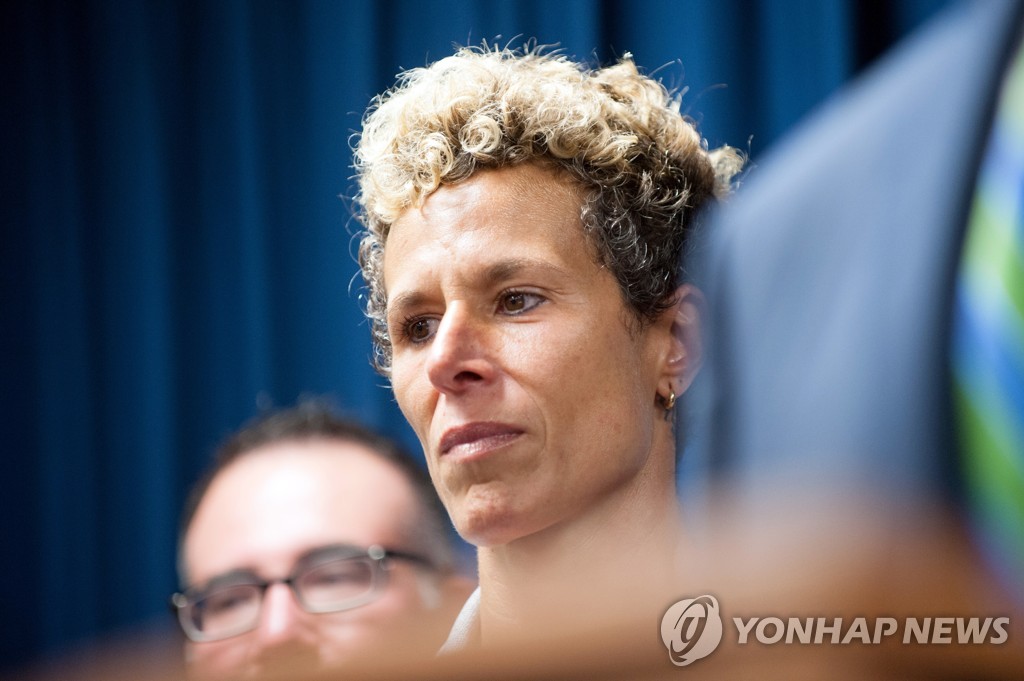 빌 코스비 성범죄를 폭로한 앤드리아 컨스탠드