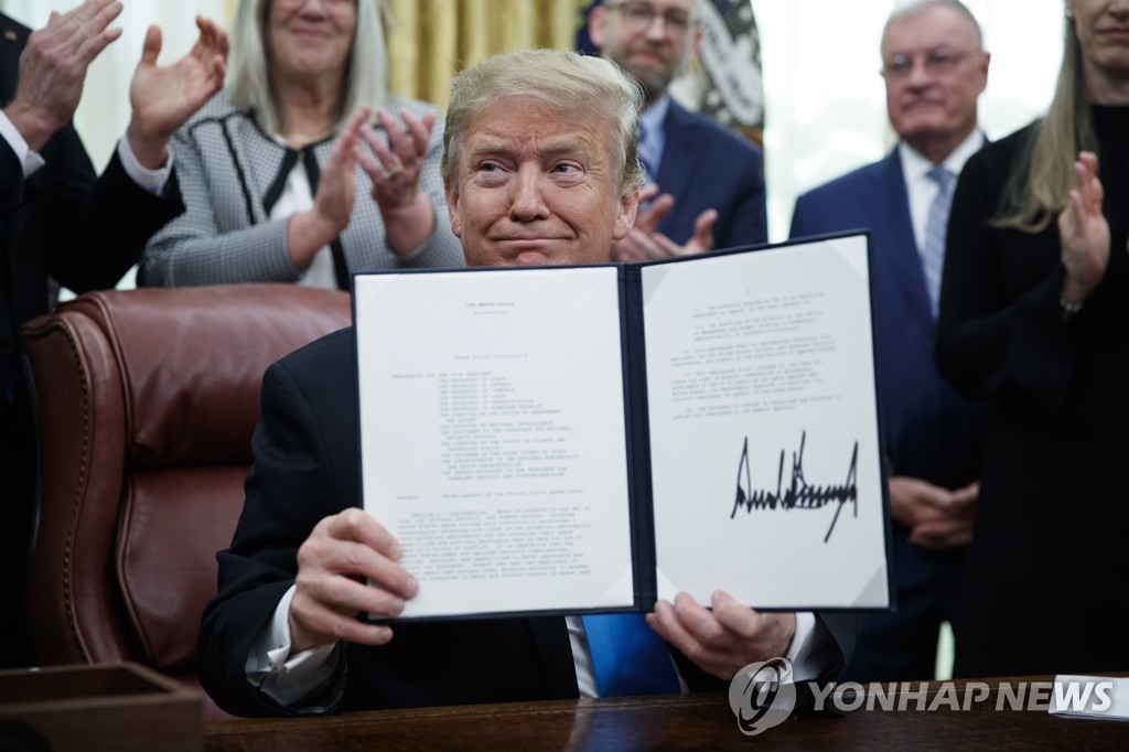 우주군 창설 입법안 만들 것을 지시하는 명령에 서명한 도널드 트럼프 미국 대통령