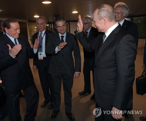 2019년 7월 푸틴 대통령(오른쪽)과 반갑게 인사하는 베를루스코니 전 총리