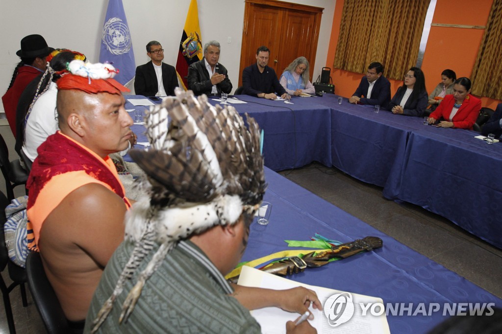 13일 협상 테이블에 앉은 에콰도르 정부와 시위대 측 대표단