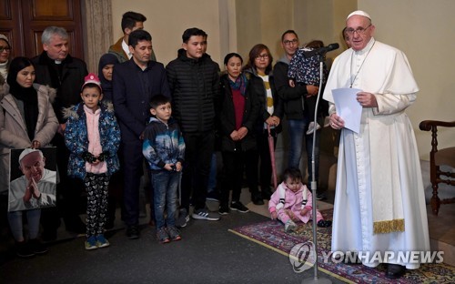 2019년 바티칸서 그리스 레스보스섬 체류 이주민과 만난 프란치스코 교황