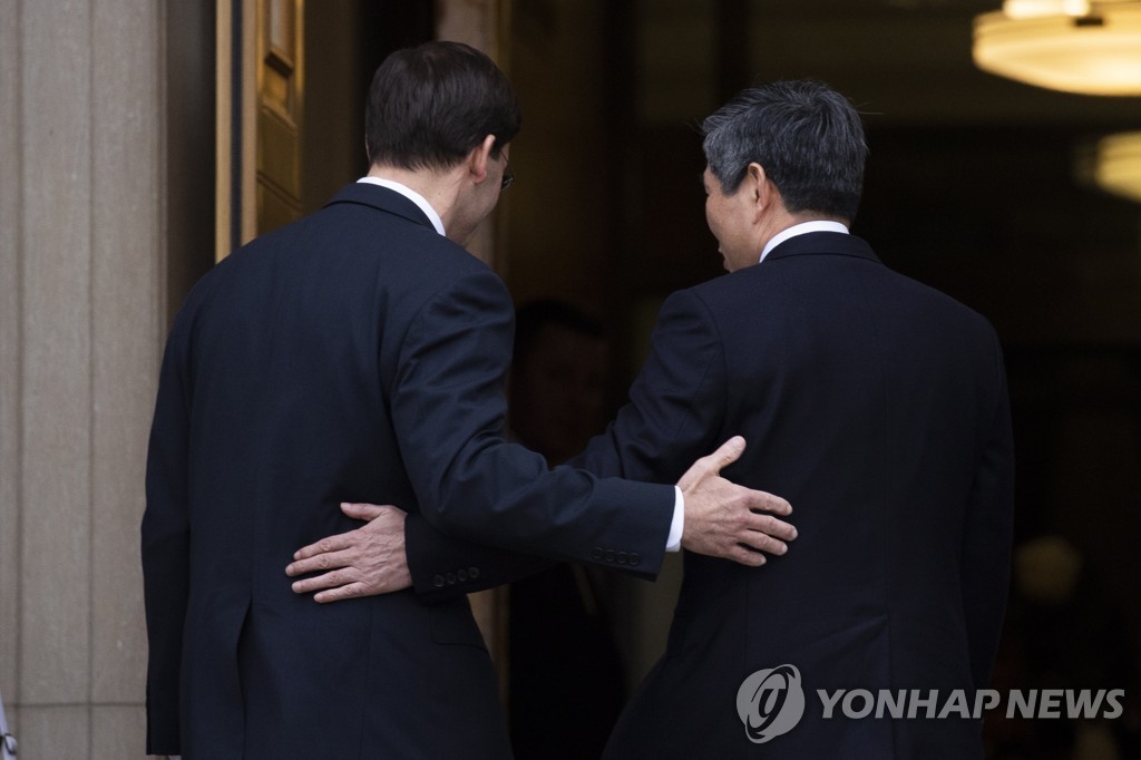 This EPA photo shows South Korean Defense Minister Jeong Kyeong-doo (R) and U.S. Secretary of Defense Mark Esper walking together during an honor cordon held to welcome Jeong at the Pentagon in Washington on Feb. 24, 2020. (Yonhap)