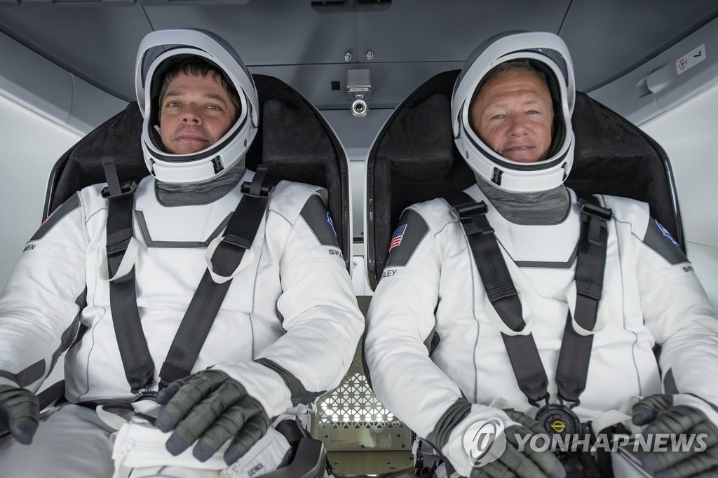 나사 우주비행사 로버트 벤켄(왼쪽)과 더글러스 헐리(오른쪽)