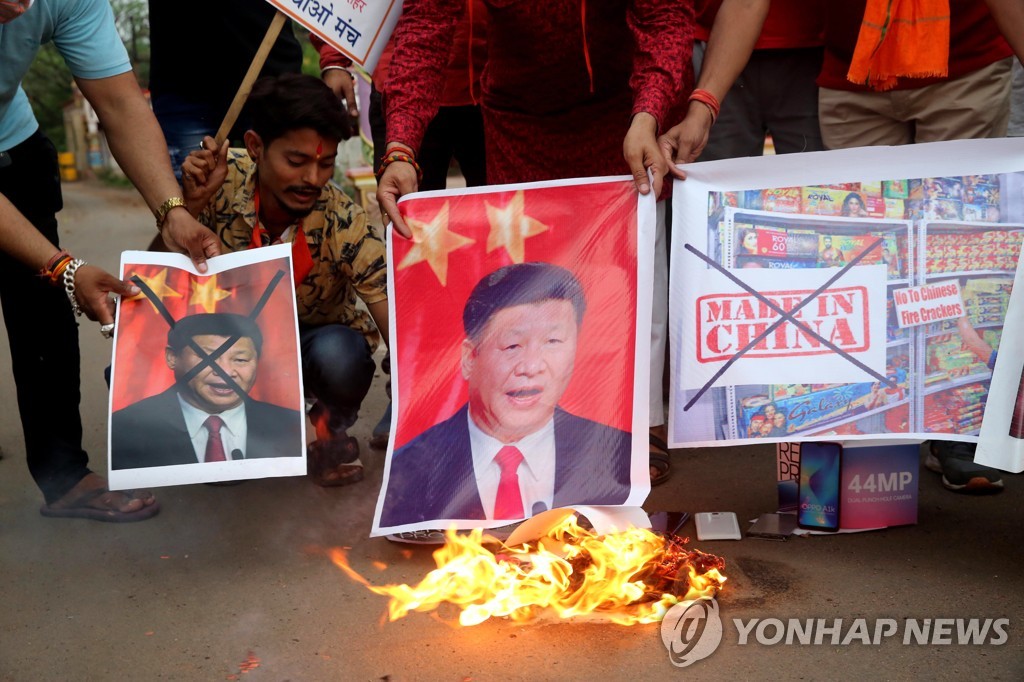 국경 유혈 충돌에 항의하며 시진핑 사진 불태우는 인도 시위대. [EPA=연합뉴스 자료사진]