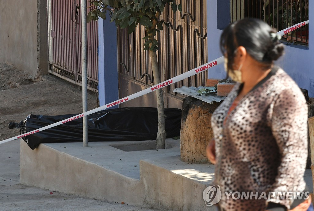 5일(현지시간) 볼리비아 코차밤바 거리에 놓인 시신