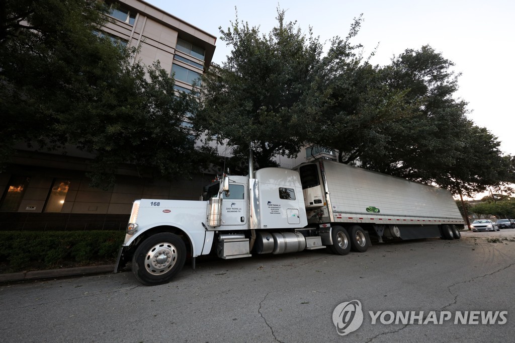 휴스턴 주재 중국 총영사관 앞에 주차된 18륜 대형트럭
