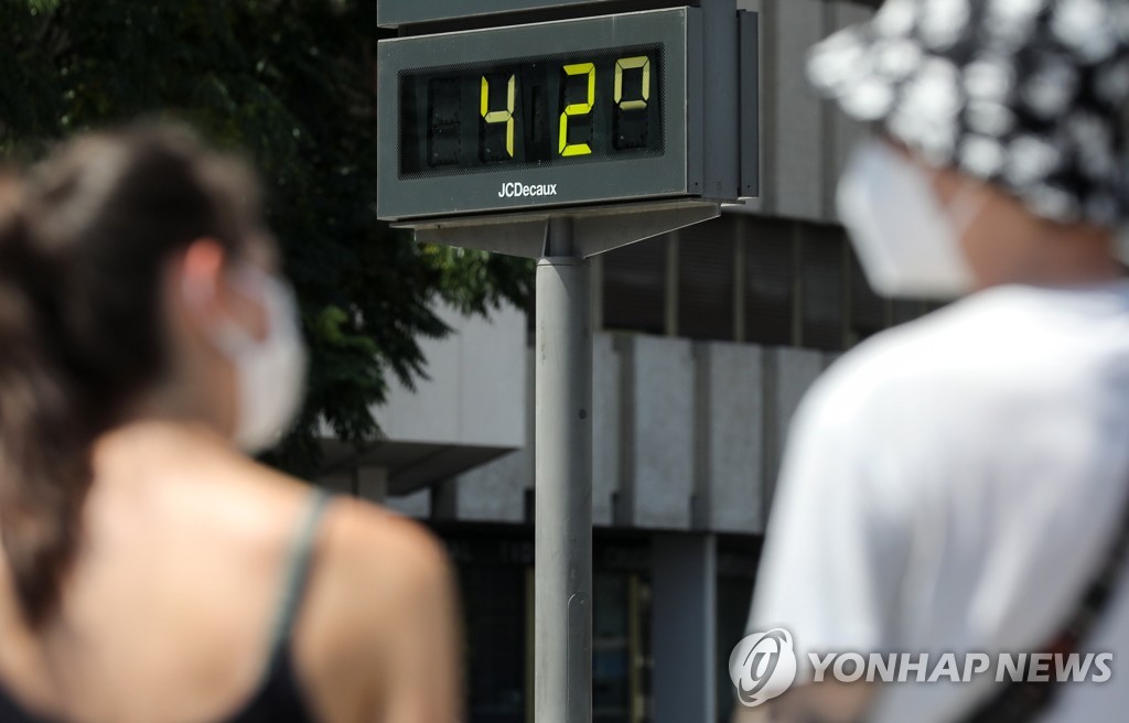 지난달 31일 스페인 발렌시아에 설치된 온도계가 섭씨 42도를 가리키고 있다.[EPA=연합뉴스 자료사진]