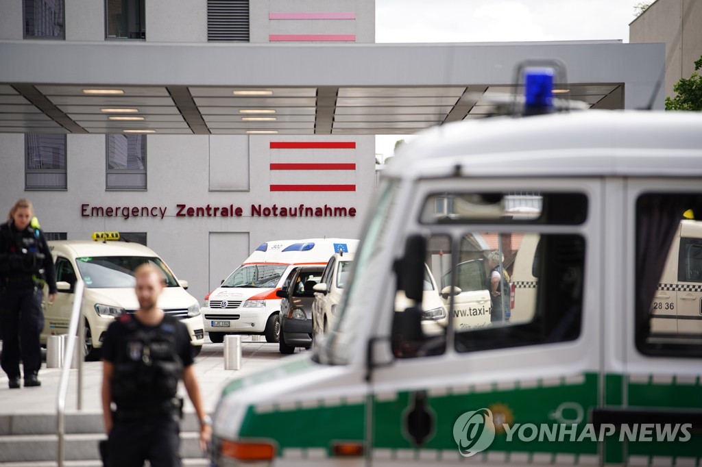 나발니 입원 중인 샤리테 병원 앞 지키는 독일 경찰 [EPA=연합뉴스]
