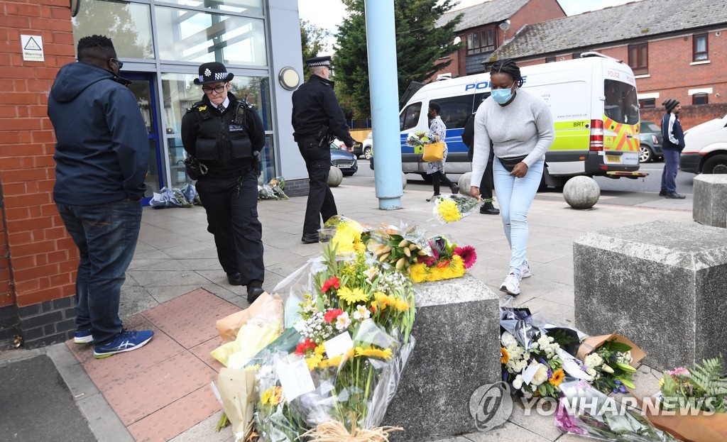 경찰 총격 살해 사건이 발생한 런던 크로이던 구치소에 놓인 꽃들 [EPA=연합뉴스]