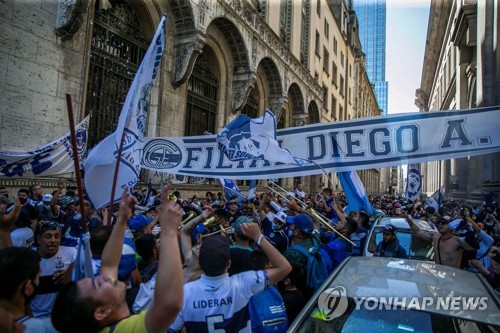 아르헨티나를 뒤흔든 축구영웅 마라도나의 장례식
