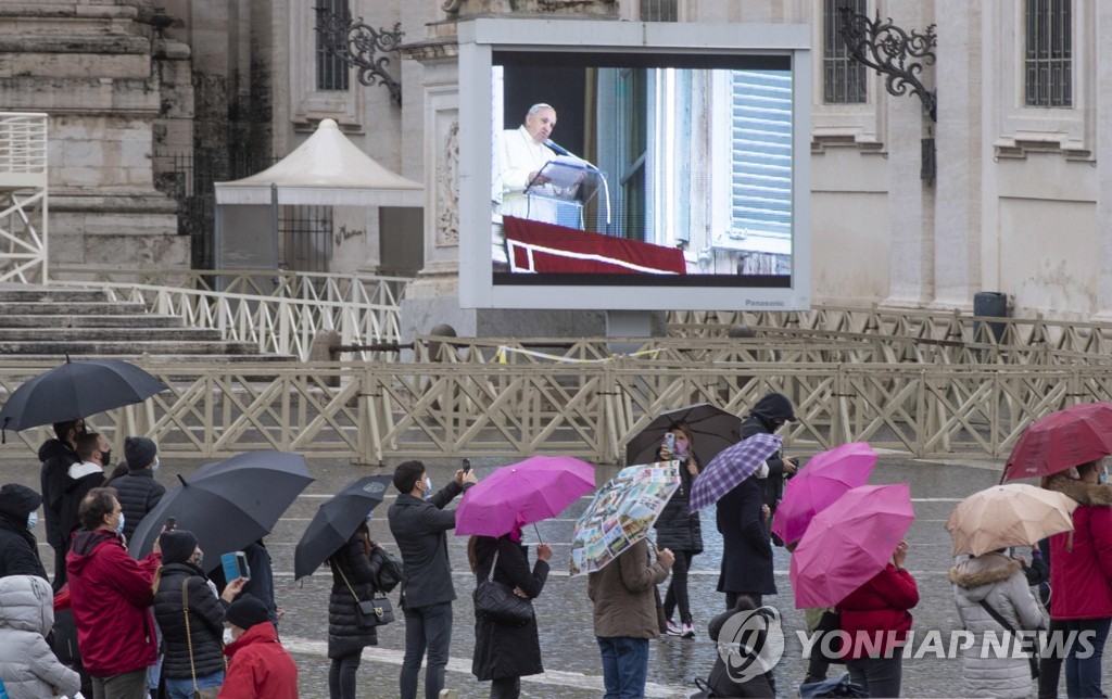 6일(현지시간) 비가 내리는 궂은 날씨 속에 바티칸 성베드로광장에서 프란치스코 교황의 주일 삼종 기도 훈화를 경청하는 신자들. [EPA=연합뉴스] 