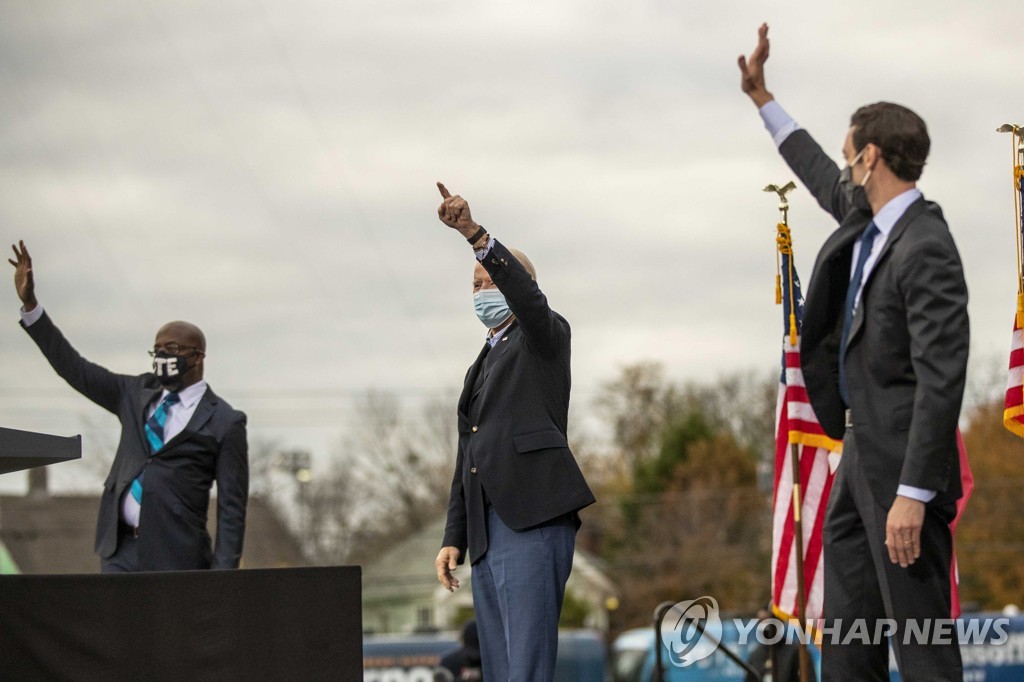 조지아주 애틀랜타 유세에서 군중에 손을 흔드는 조 바이든 대통령 당선인(가운데)과 민주당 상원의원 후보들 [EPA=연합뉴스]