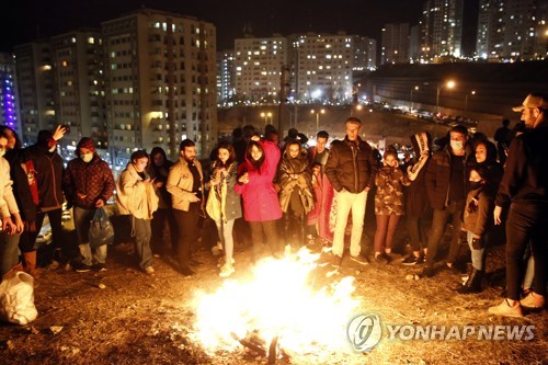 이란의 새해맞이 불꽃축제 '차하르 샴베 수리'